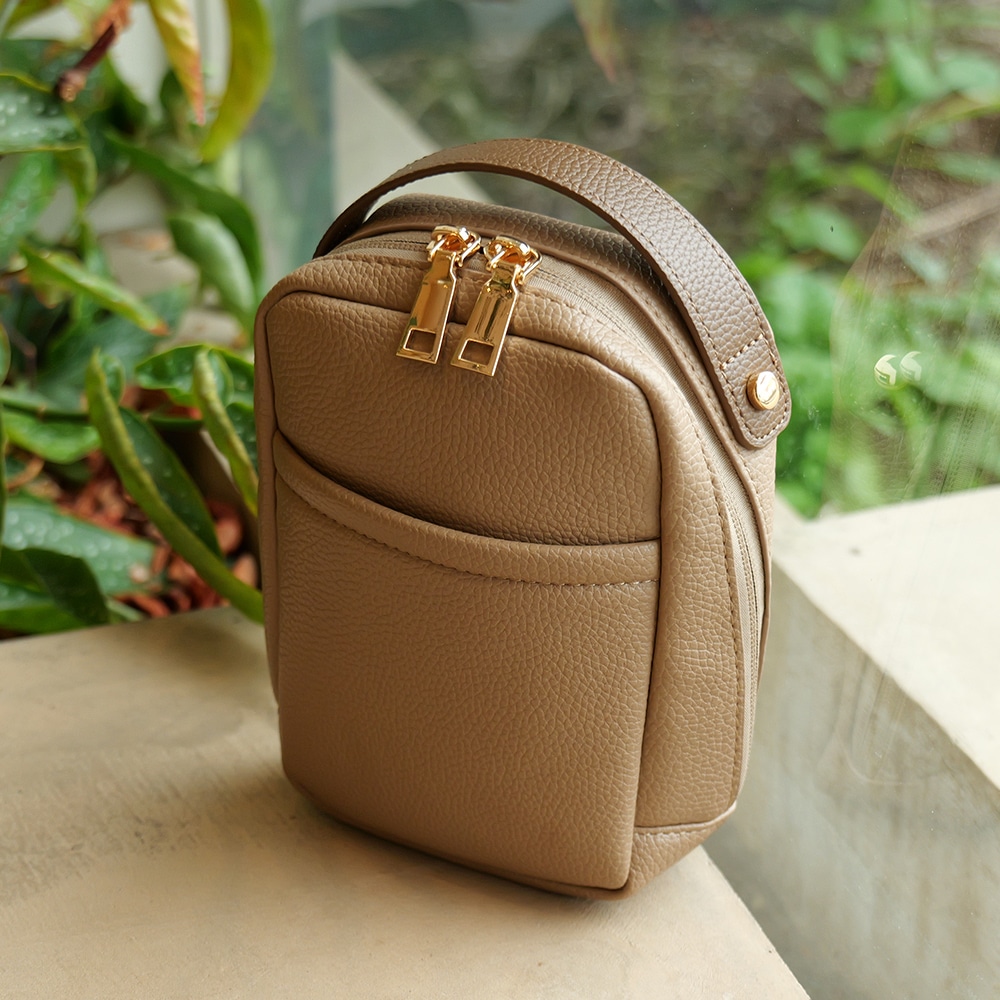 【クーポンで35％OFF】化粧ポーチ メイクポーチ ブランド バニティ ポーチ かわいい 大容量 大きめ 可愛い 収納 仕切り おしゃれ 機能的 黒 軽量 旅行 レディース 大人 持ち歩き  コスメポーチ コスメ トラベルポーチ 小物入れ 仕切り付き 自立 マルチポーチ 縦型