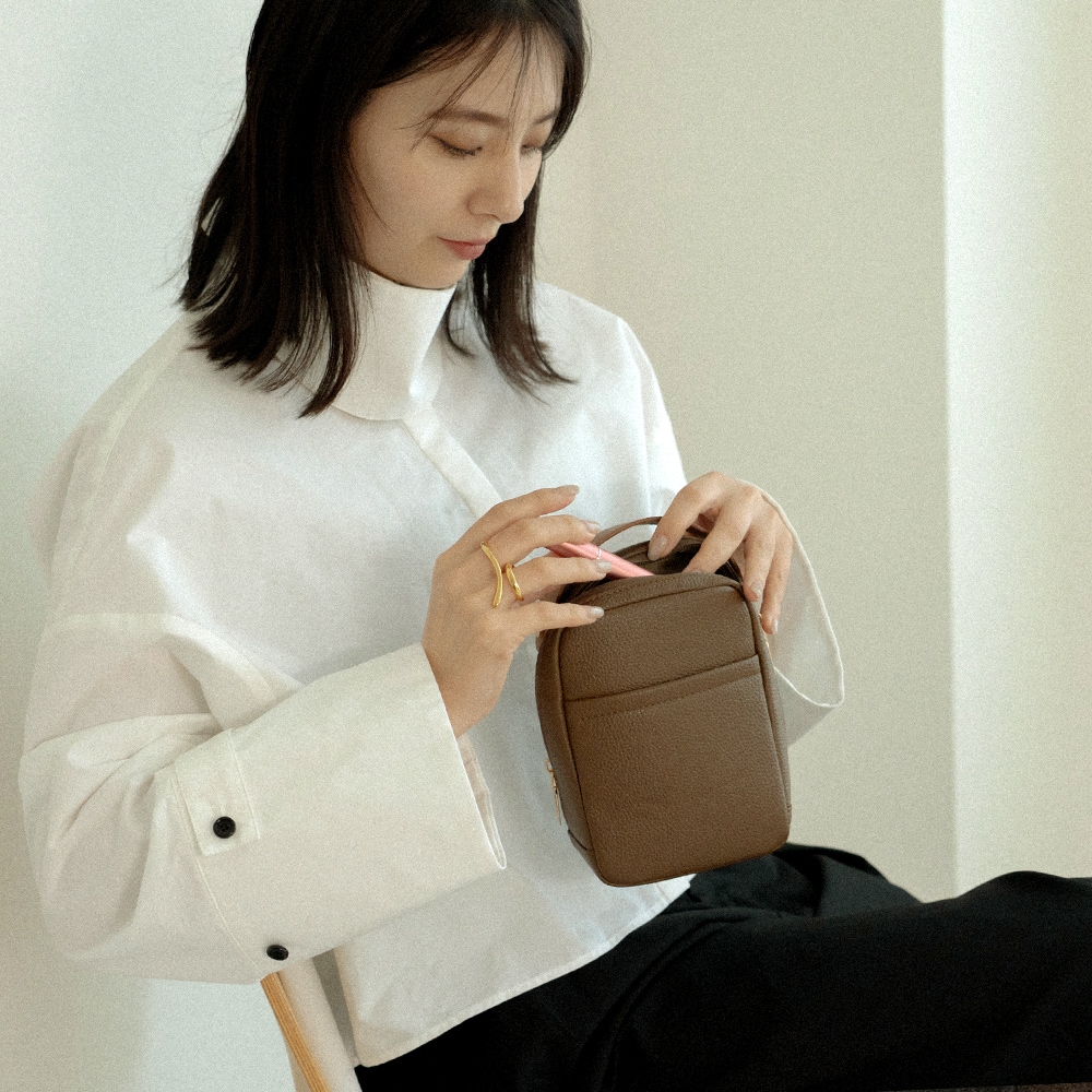 【クーポンで35％OFF】化粧ポーチ メイクポーチ ブランド バニティ ポーチ かわいい 大容量 大きめ 可愛い 収納 仕切り おしゃれ 機能的 黒 軽量 旅行 レディース 大人 持ち歩き  コスメポーチ コスメ トラベルポーチ 小物入れ 仕切り付き 自立 マルチポーチ 縦型