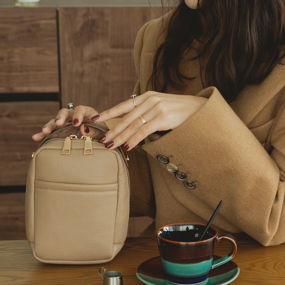 【クーポンで35％OFF】化粧ポーチ メイクポーチ ブランド バニティ ポーチ かわいい 大容量 大きめ 可愛い 収納 仕切り おしゃれ 機能的 黒 軽量 旅行 レディース 大人 持ち歩き  コスメポーチ コスメ トラベルポーチ 小物入れ 仕切り付き 自立 マルチポーチ 縦型