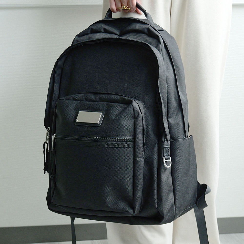 2025-2026AW新作【クーポンで45％OFF】DEVICE メタルプレート バックパック DEVICE リュック バックパック メタルプレート 大容量 ナイロン PCポケット付き 多収納 通学 通勤 旅行 アウトドア メンズ レディース ユニセックス 軽量 おしゃれ 人気 デイパック かっこいい