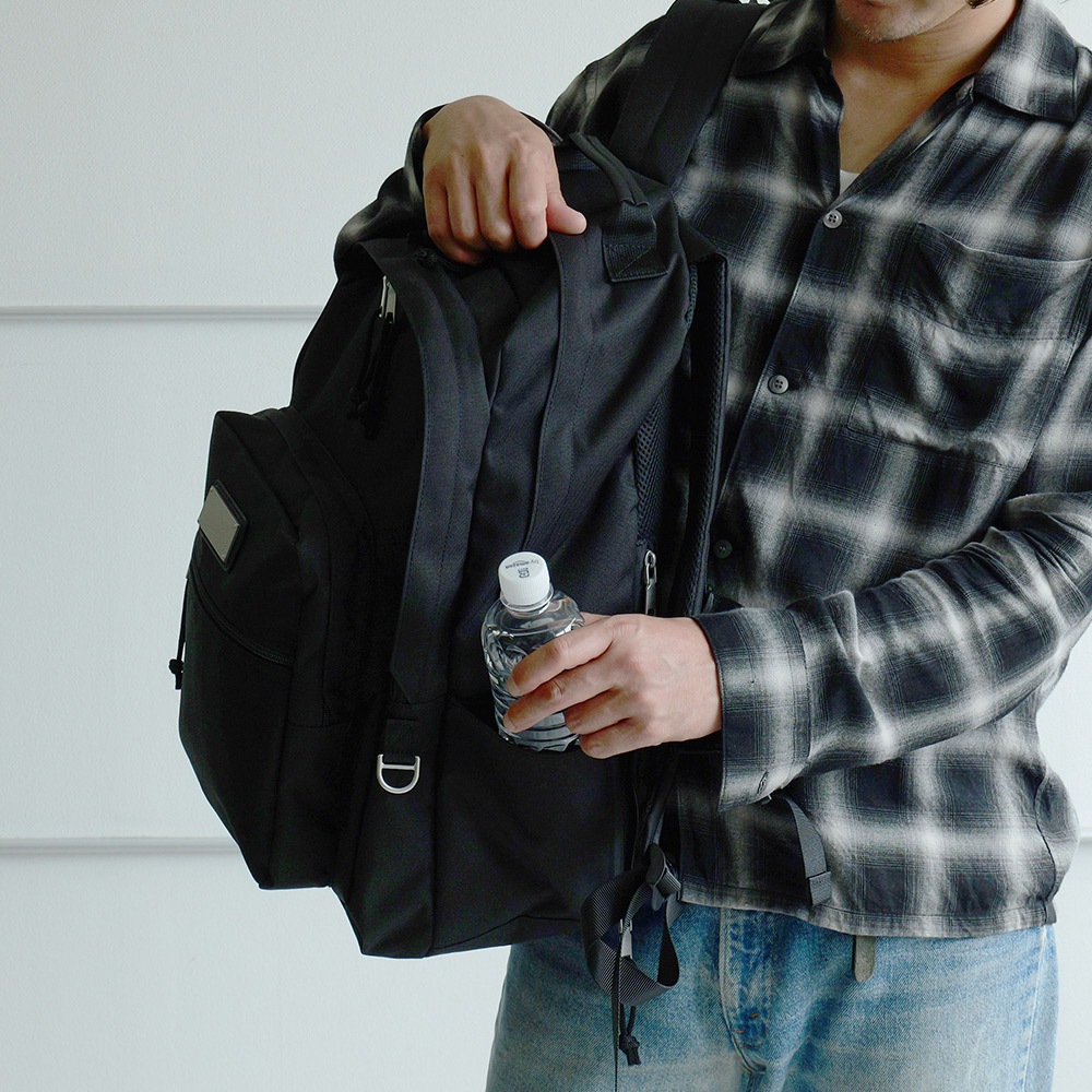 2025-2026AW新作【クーポンで45％OFF】DEVICE メタルプレート バックパック DEVICE リュック バックパック メタルプレート 大容量 ナイロン PCポケット付き 多収納 通学 通勤 旅行 アウトドア メンズ レディース ユニセックス 軽量 おしゃれ 人気 デイパック かっこいい