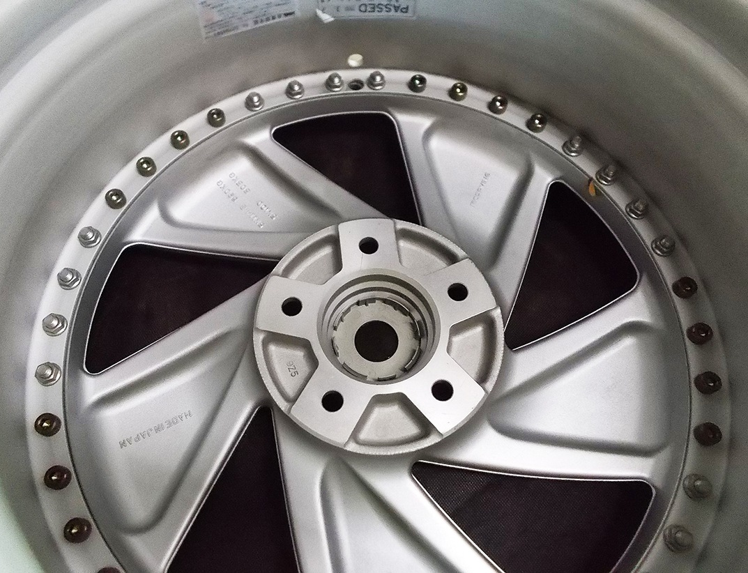 セール品！ カービング インゴルシュタルト 1875+41 5/114 18インチ 7.5J +41 ホール数:5 PCD:114 シルバー NITTO NT555G2 225/45R18 4本セット