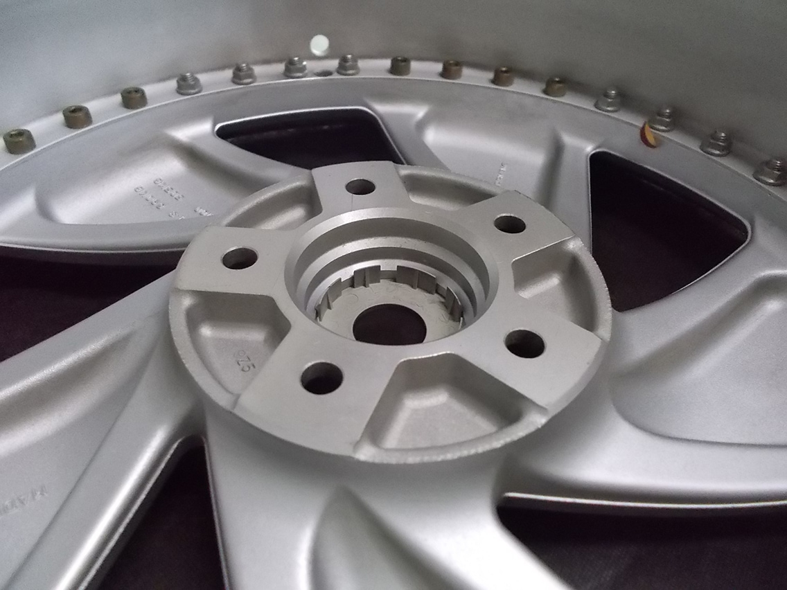 セール品！ カービング インゴルシュタルト 1875+41 5/114 18インチ 7.5J +41 ホール数:5 PCD:114 シルバー NITTO NT555G2 225/45R18 4本セット