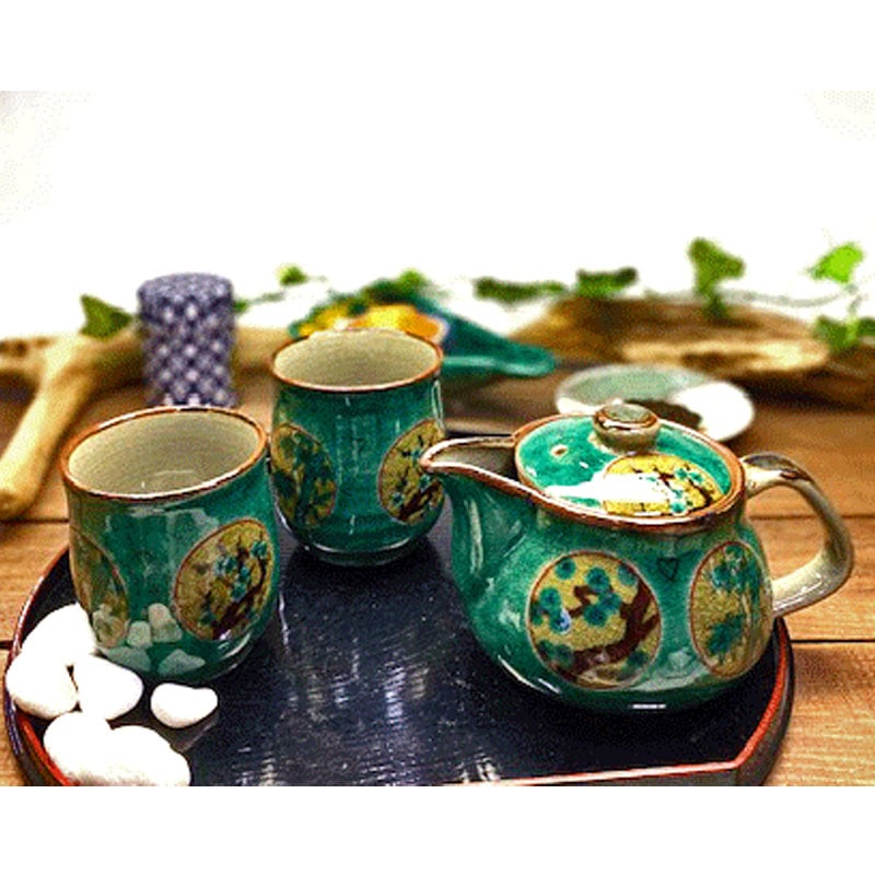 九谷焼お湯呑大 加賀のお殿様・お姫様キブン（金花詰）裏絵 九谷焼お湯呑大 加賀のお殿様・お姫様キブン（金花詰）裏絵 |