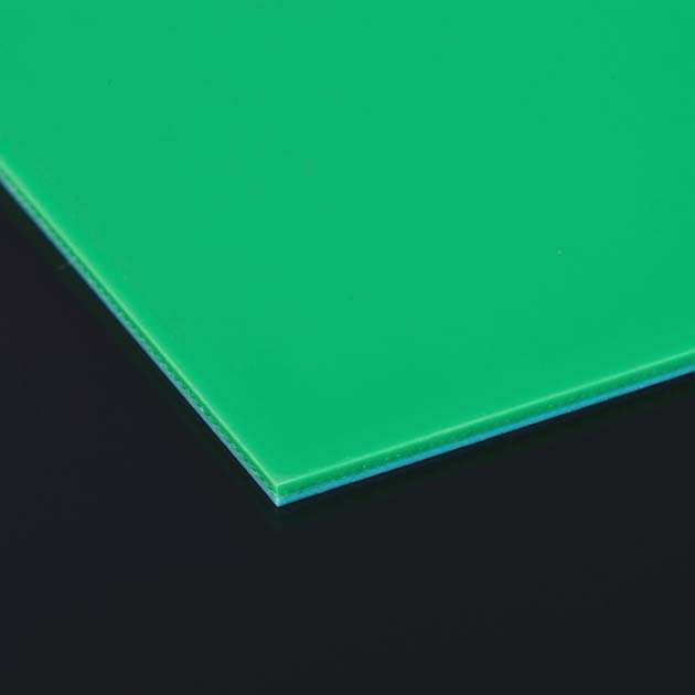 重量車輪の通過に耐えられる、高強度の低い粘着ウレタンゲルを採用。マットが破れたりタイヤに巻き込まれたりしにくい設計になっております。また設置に両面テープが必要なく、そのまま床に設置いただけます。