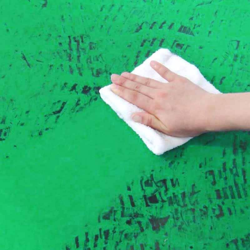 専用洗剤または水で拭けば、汚れが落ち、粘着力が復元して繰り返しお使いいただけます。