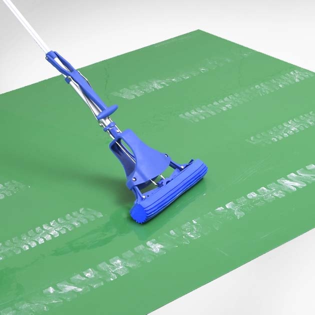 スポンジモップで清掃。