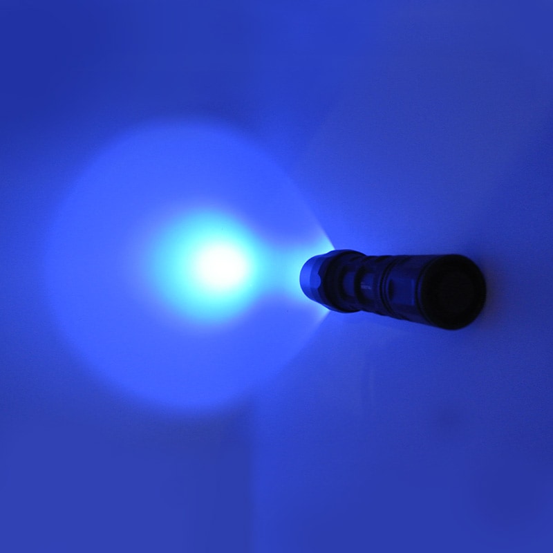 周囲を暗くして照射するとより見えやすくなります。