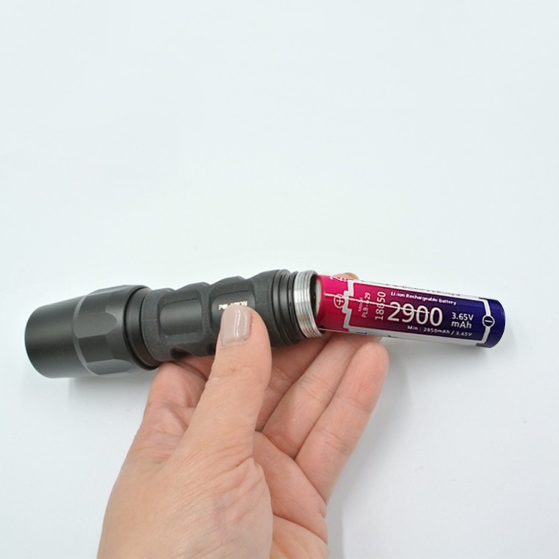 バッテリーの「＋」明記の方を本体に向けて装着します。