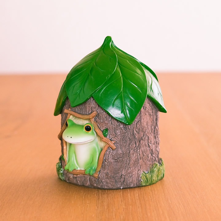 ミニガーデン ウッドハウスにいるカエル コポー Copeau - カエルの