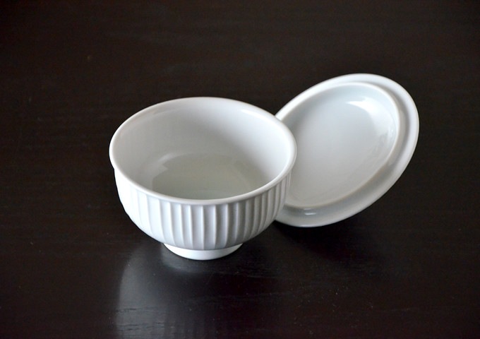 白磁立筋 汲出 蓋付き 白山陶器 - キッチン雑貨、便利グッズならクッチーナ