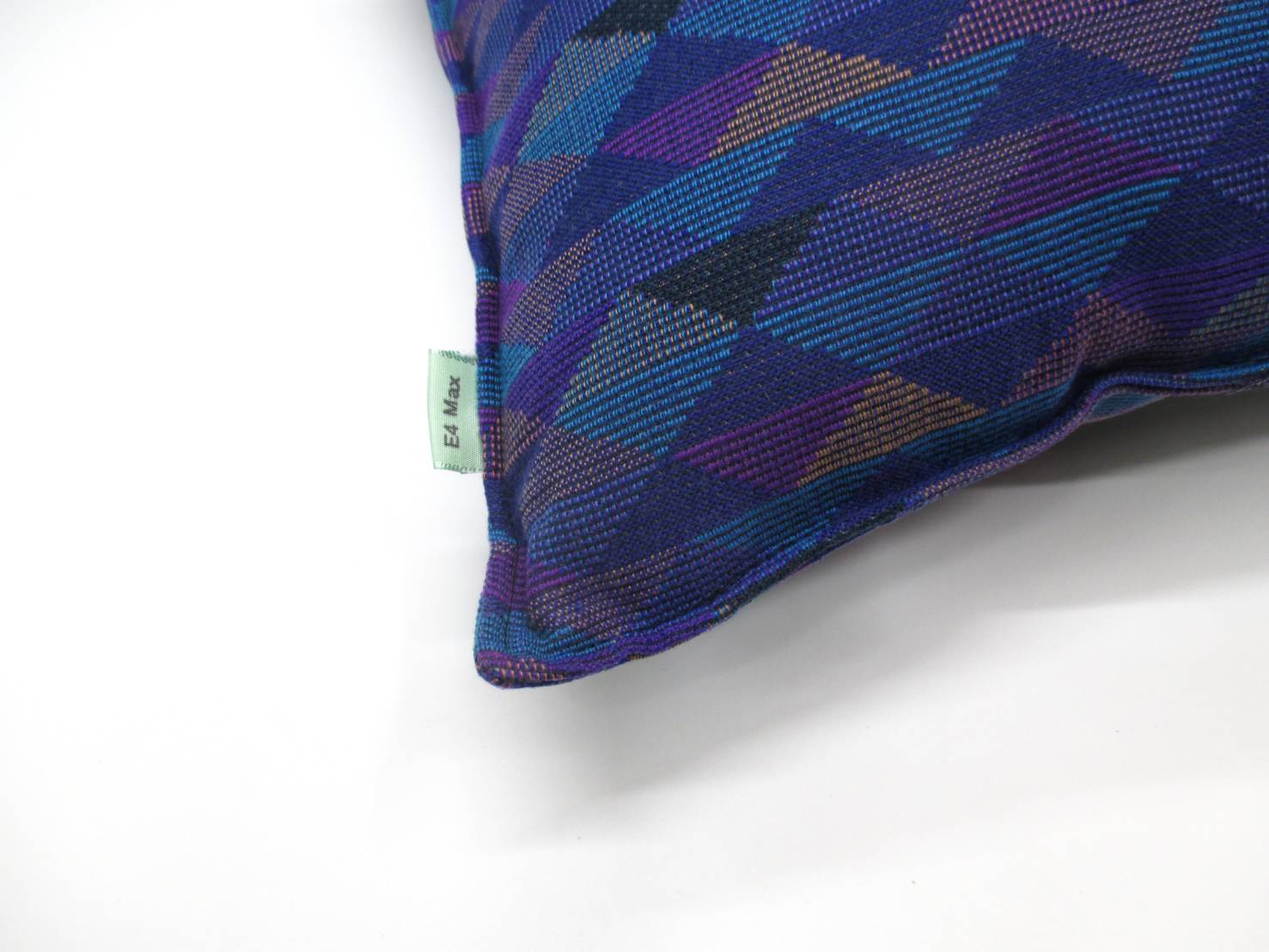 【2025年10月15日新発売】40×40クッション MAX E4系 トライアングル