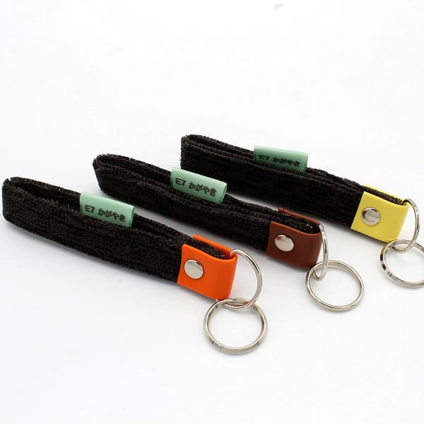 キーホルダー かがやき E7系 カサネコウシ 本物の新幹線座席シートの生地(モケット)