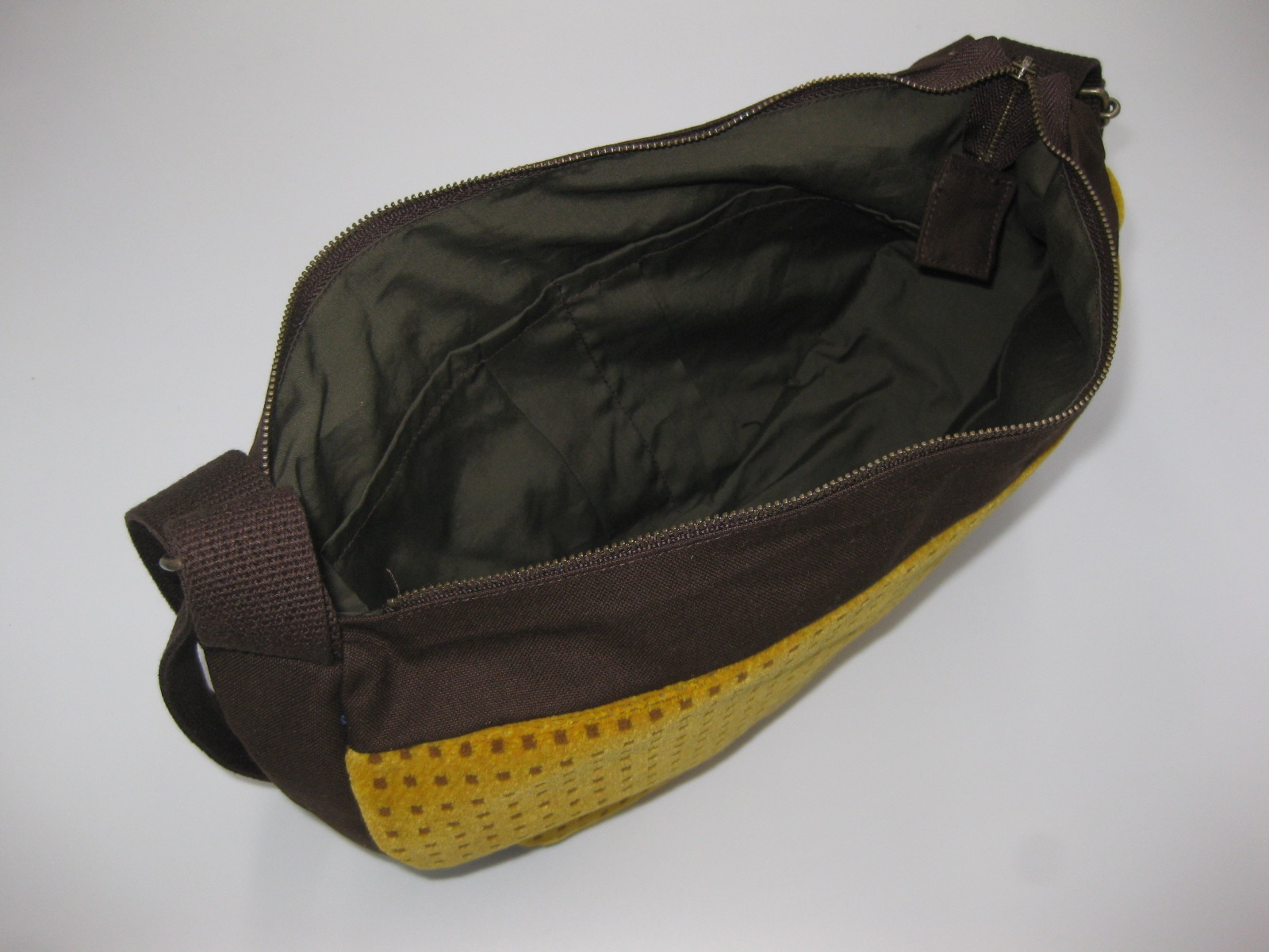 ラウンドミニ　ショルダーバッグ こまち E6系 ドット