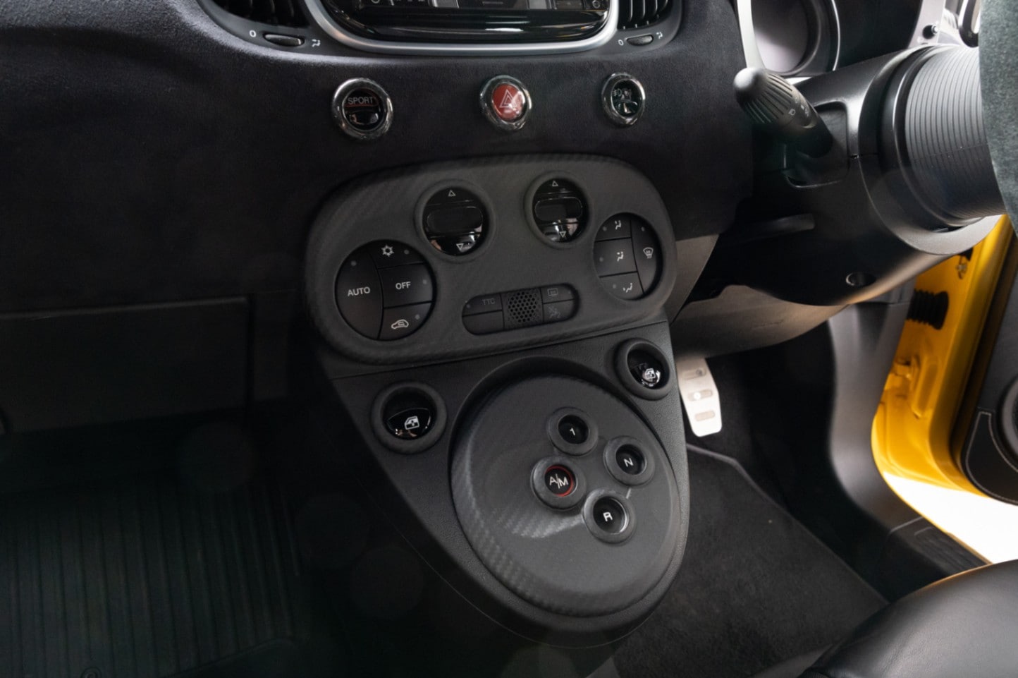 GRU　スーパードライカーボン　MTAシフトカバー　[マット]　【ABARTH500・595・695】【Fiat500オートエアコン車】