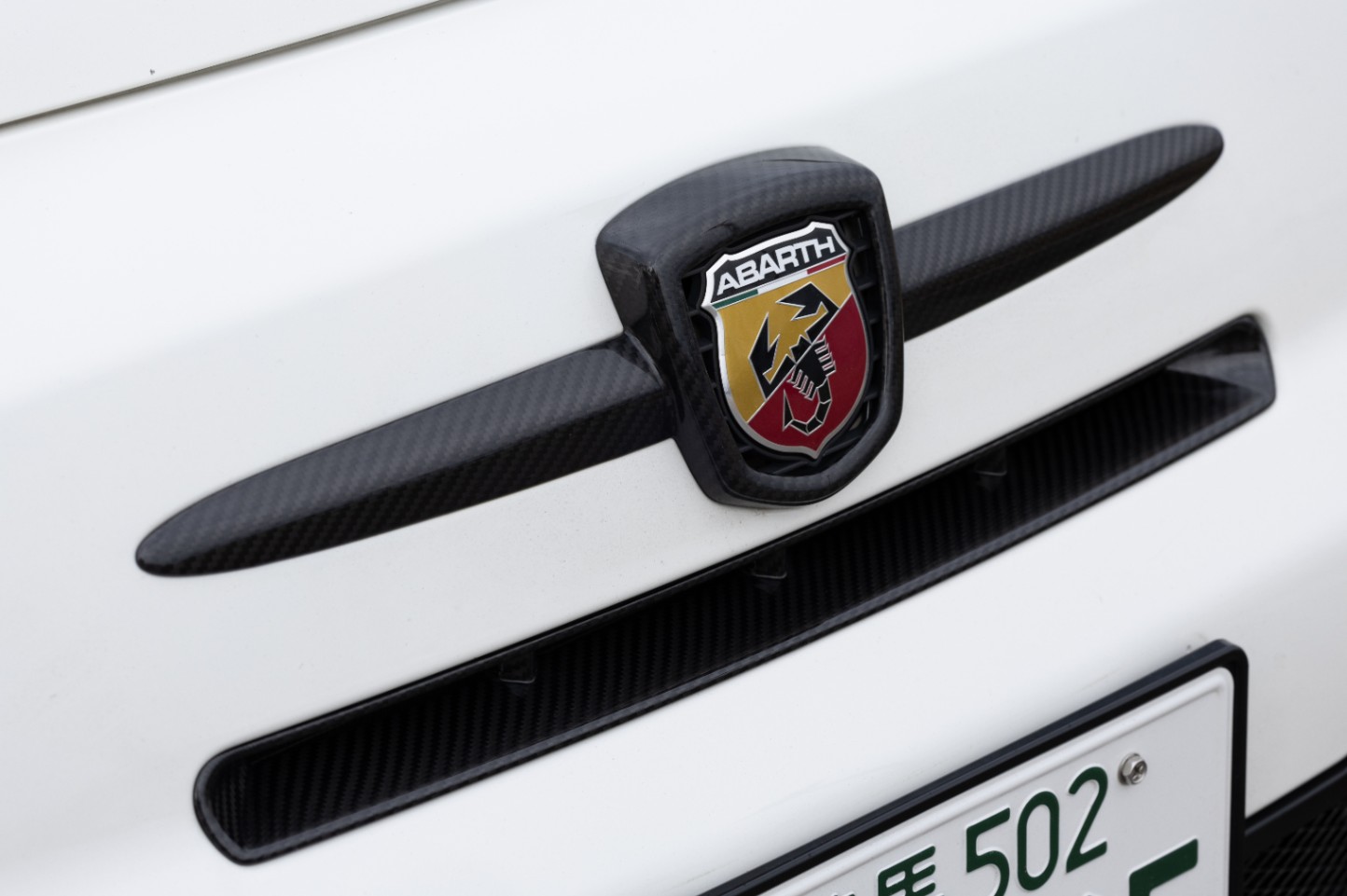【おすすめチューニングセット】　GRU　スーパードライカーボン　フロントエンブレムカバー ＆ フロントグリルカバー セット　【ABARTH500・595・695 】