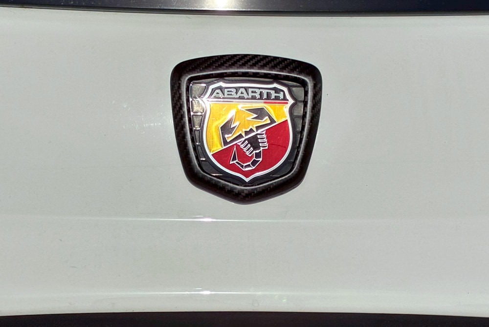 GRU　スーパードライカーボン　[ハーフグロス]　リアエンブレムカバー　【ABARTH500・595・695】
