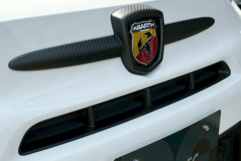 GRU　スーパードライカーボン　[ハーフグロス]　フロントエンブレムカバー　【ABARTH500・595・695】