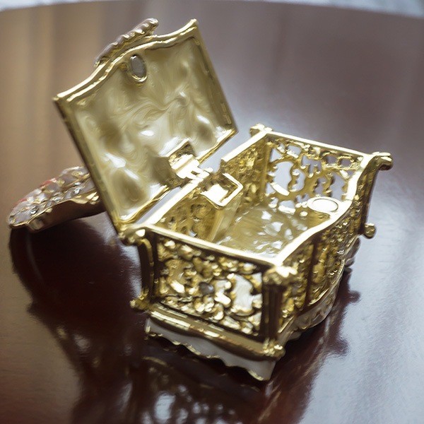 輸入インテリア：小物入れ：写真が入るエレガントなドレッサー