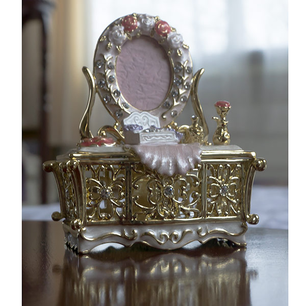 輸入インテリア：小物入れ：写真が入るエレガントなドレッサー