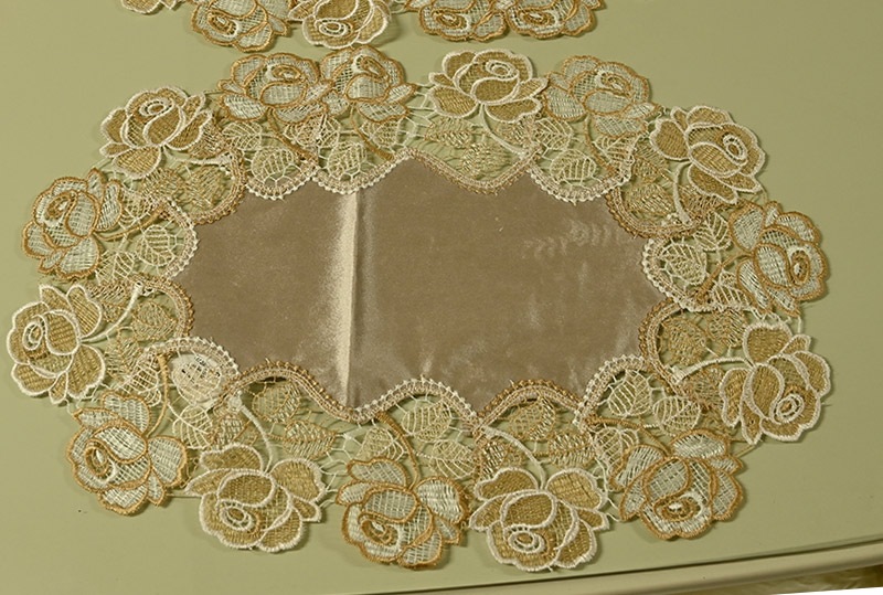 大幅お値下げ❗️アンティークレーステーブルセンター(楕円形) 大幅お値下げ❗️アンティークレーステーブルセンター(楕円形)