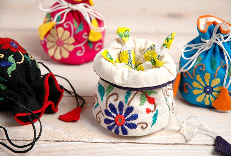 ミラー刺繍 ジュエリーポーチ（黒） | 第3世界ショップ 卸販売用