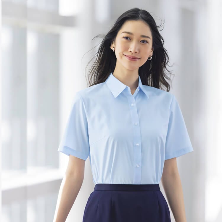 【事務服半袖ブラウス】ストレッチ・ポリエステル65%・綿35%  サックス ホワイト 5～23号　夏の店舗制服/セロリー