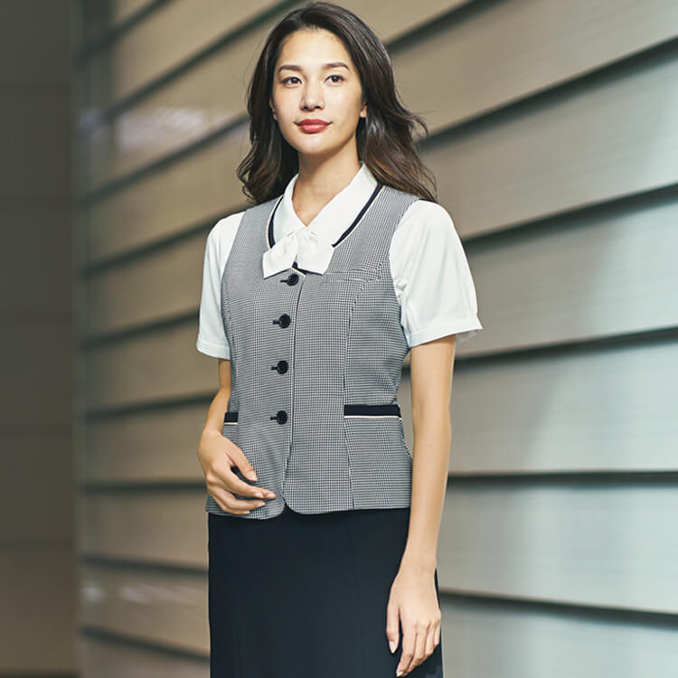 【事務服ベスト 夏服】チェック柄・オフィスベスト （接触冷感・涼感裏地・速乾・家庭洗濯可） グレー色 (KAHESV739)