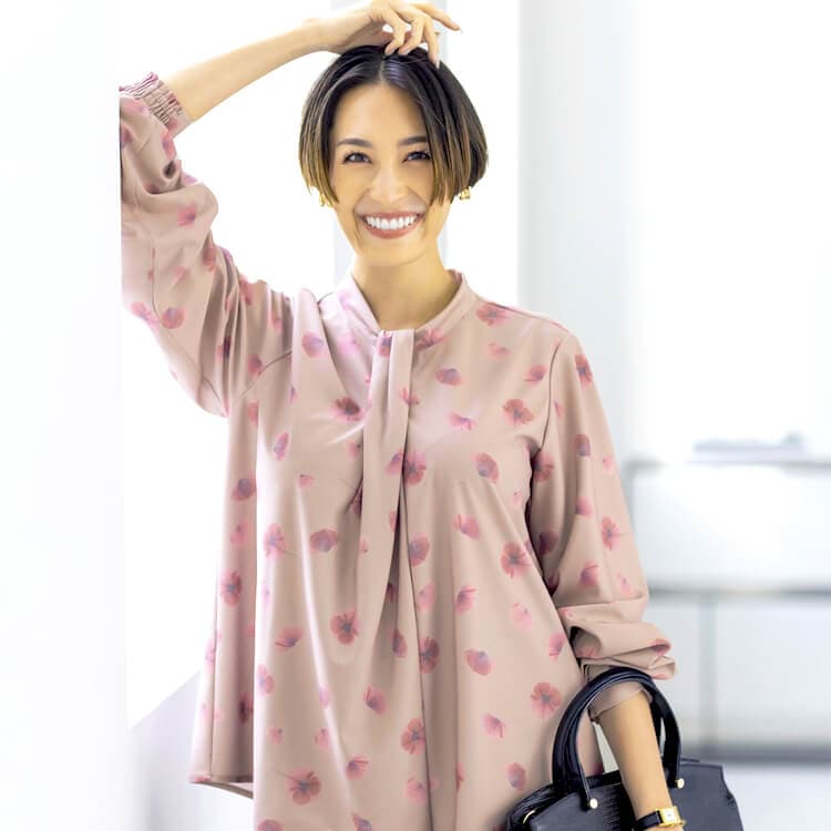 【事務服ブラウス 花柄】 ニット素材・ストレッチ・吸汗速乾・UVカット・家庭洗濯可 ECO S～LL ポピー /ジェーン・パッカー（当社制服でも着用してます！）