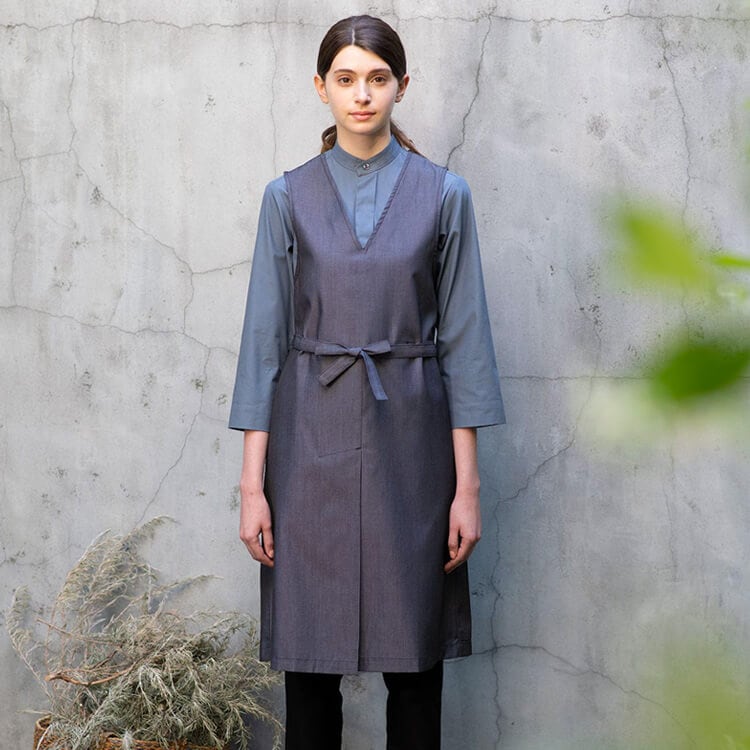 【エプロンドレス】「先染めデニム素材」防汚加工・UVカット  接客業制服 / 飲食店ユニフォーム (HYS2348)