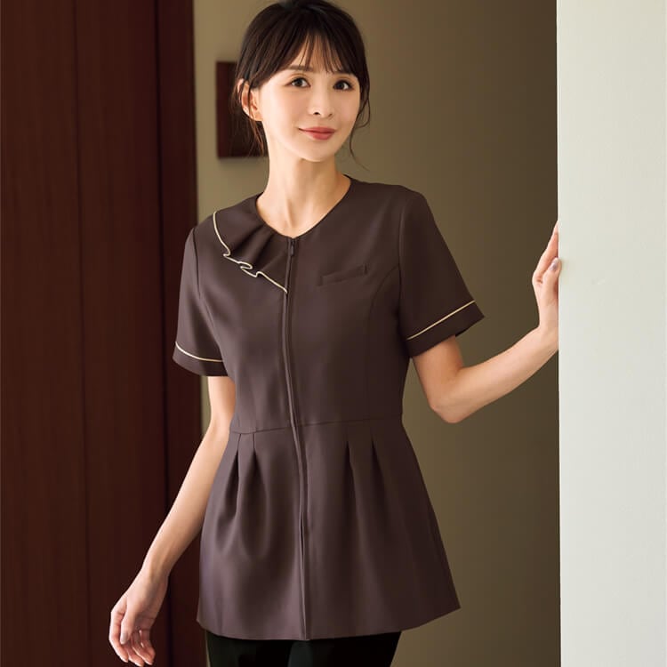 【チュニック エステユニフォーム】ストレッチ「吸汗速乾＆透け防止」家庭洗濯可  5～17号 ブラウン色 / 美容サロン制服