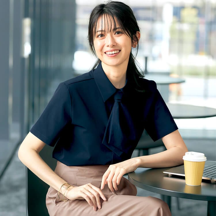 【タイブラウス半袖】ストレッチ「吸汗速乾＆透け防止」UVカット S～3L 二色  オフィス制服/ YUKI TORII