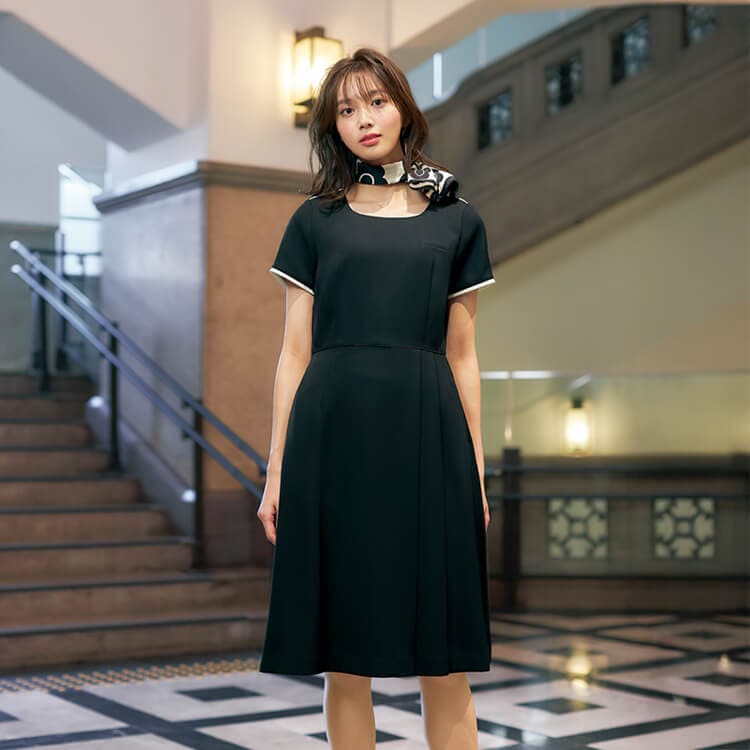 【ワンピース制服半袖】「ストレッチ＆家庭洗濯可」  5～17号  ブラック色 / マリークワント