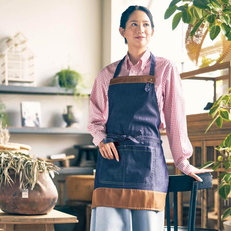 【業務エプロン】肩ヒモ調整可「デニム調素材」フリーサイズ　2色 / スタッフユニフォーム