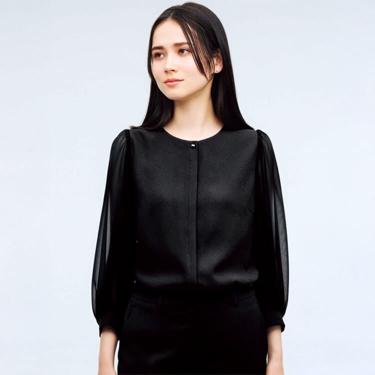 【オフィス制服ブラウス】ストレッチ「透け感ある袖 シアー素材」ホームクリーニング対応 5～17号 ブラック オフホワイト色 / 販売員制服