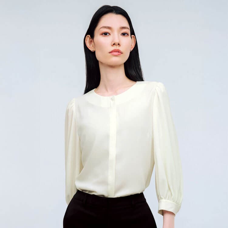 【オフィス制服ブラウス】イージケア素材「ギャザースリーブ」ストレッチ・家庭洗濯可 5～17号 ブラック オフホワイト色 / 販売員制服