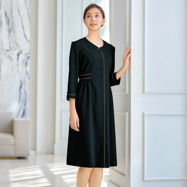 【企業受付ユニフォーム ワンピース】ニットストレッチ素材「フロント飾りボタン」ブラック・サイズ5～17号  事務服 / マリークワント