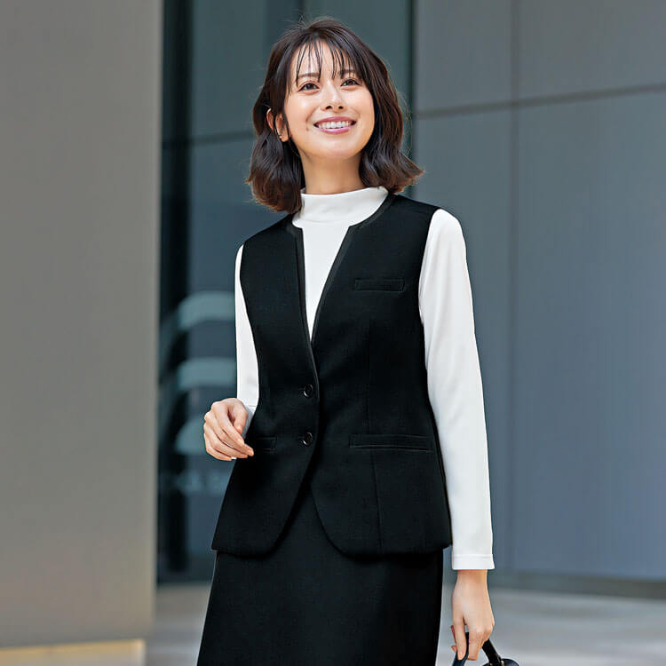 【インフォメーション制服 ベスト】オールシーズン「インカム対応 背ベルト」ストレッチ素材・ブラック色 S～3L / 接客向けユニフォーム 