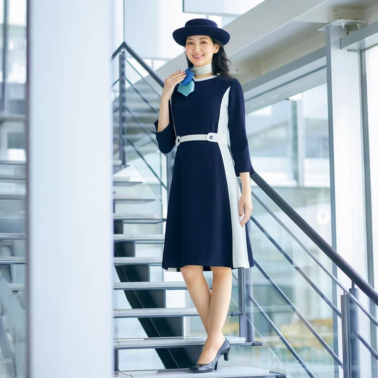 【インフォメーション制服ワンピース】オールシーズン「2WAYストレッチ素材」ウール調・ネイビーカラー / 5～13号 (CHSA55691)
