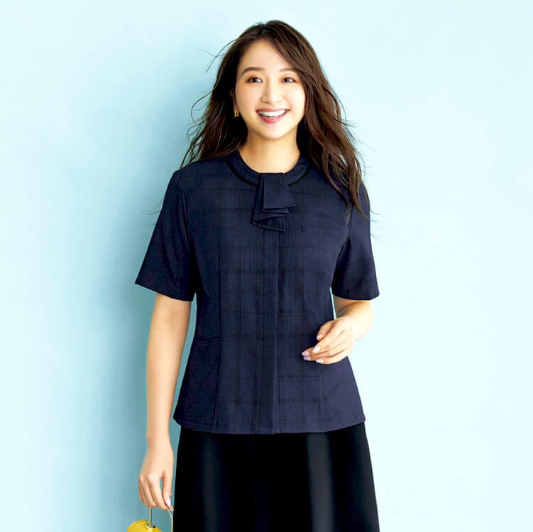 【事務服 オーバーブラウス半袖】2WAYストレッチ「凹凸感のある肌離れのよい素材 」5～19号 / ネイビーチェク（KAHESA1031）