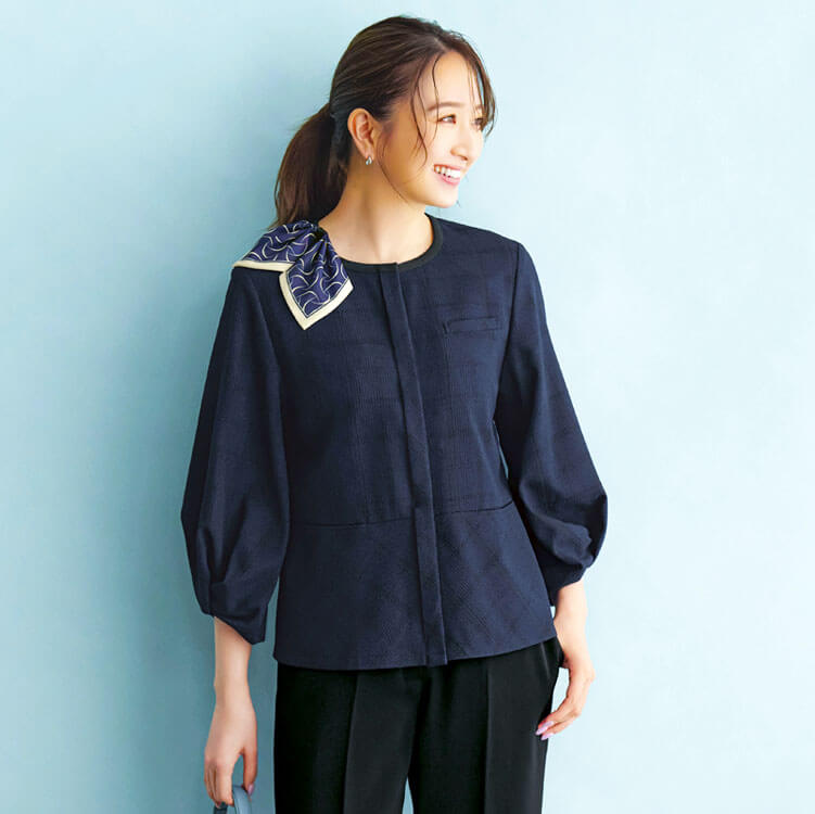 【オーバーブラウス 七分袖】デザインタック袖「前立て隠しボタン」涼しい素材 5～19号 / ネイビーチェック（KAHESA1032）