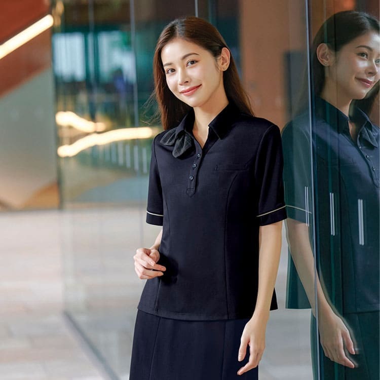 【事務服 ポロシャツ】リボン付き「高通気で肌離れも良いサマーニット素材」吸汗速乾 5～17号 / ネイビー色（KAHESP1026）