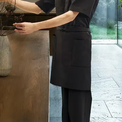 カフェエプロン 黒色｜アルベ チトセ・清潔をキープする水をはじく素材