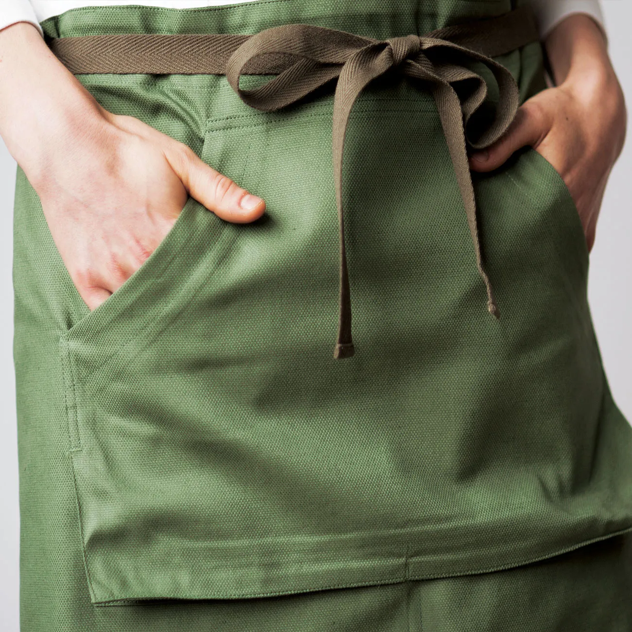 腰エプロン｜カフェ制服・ベント入りの足捌きが楽なサロンエプロン