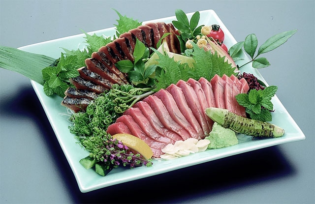 高知特産！藁焼きカツオのたたきとカツオの刺身