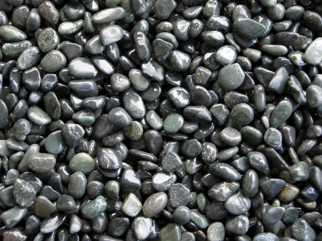北海道産那智黒石です。 新那智黒石（磨き）8分（1袋20kg入り玉砂利)