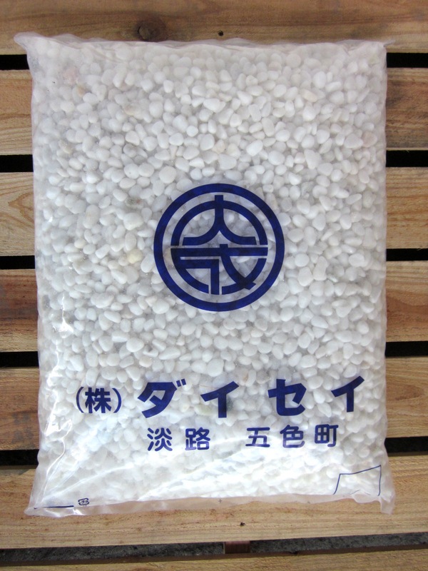 大理石の砂利　白玉砂利（白砂利・白玉石）２０kg袋 ８サイズから選べる