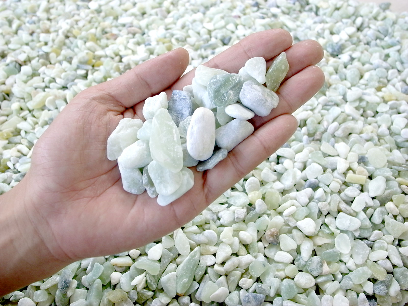 ライトグリーン（黄緑砂利）3サイズ（10～30mm） 900g袋　