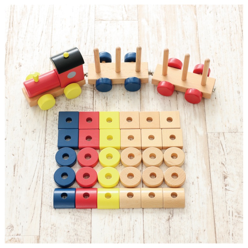 名入れ付き・カラフル機関車 木のおもちゃ(うごかす)