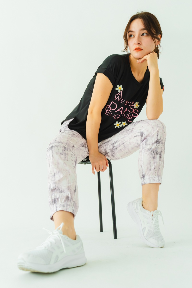 フラワー刺繍タックＴシャツ  ブラック　1534-1606